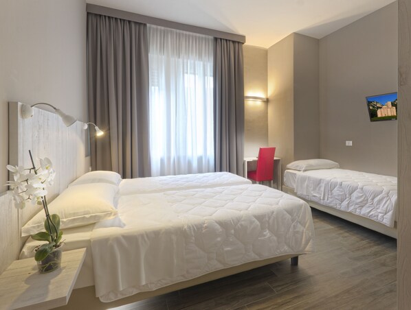 Down duvets, minibar, in-room safe, desk - Hotel Terme di Frasassi (Genga)