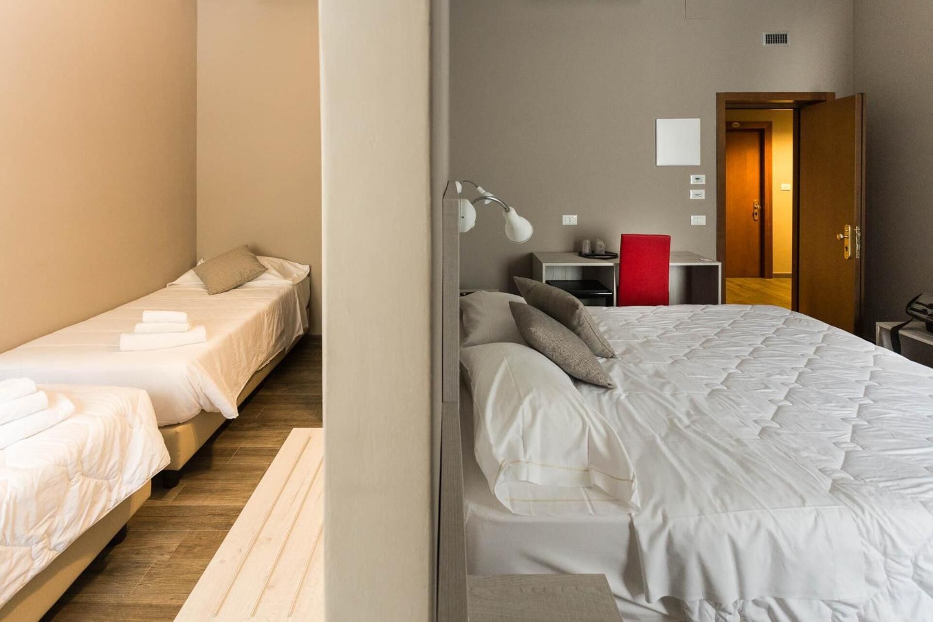 Donsdekens, een minibar, een kluis op de kamer, een bureau