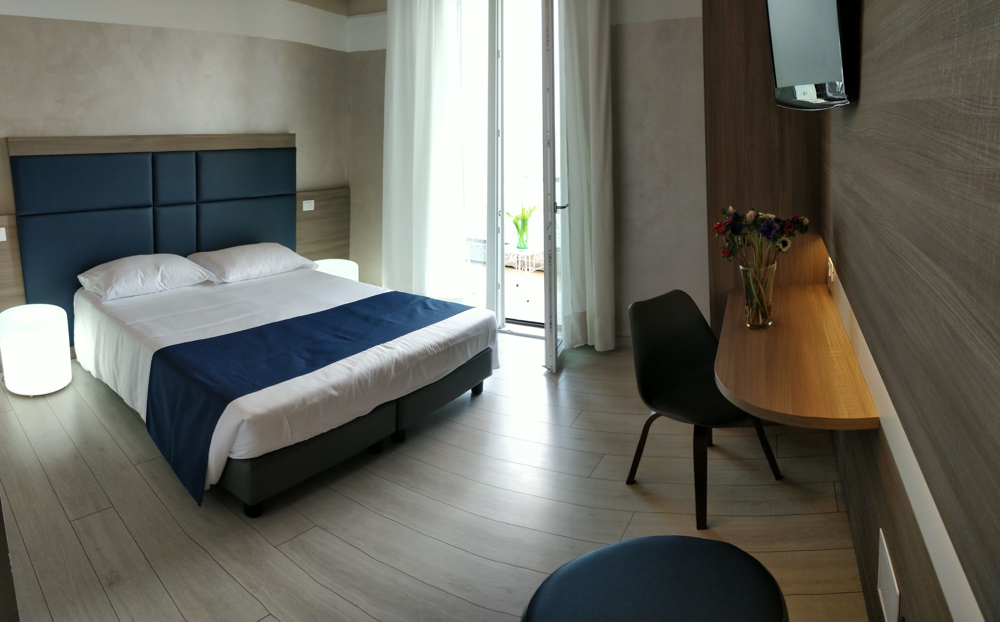 double room, balcony, lake view | in-room safe, desk, free wifi, bed sheets