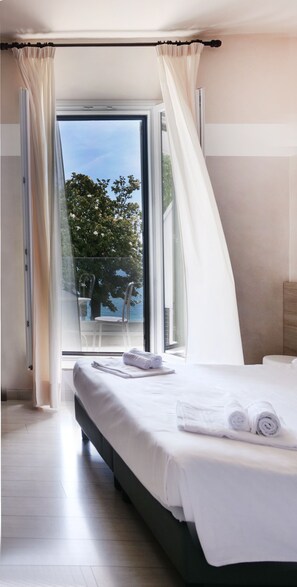 Comfort Double Room, Balcony, Lake View | In-room safe, desk, free WiFi, bed sheets - Hotel Riviera (Desenzano del Garda)