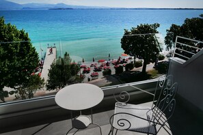In-room safe, desk, free WiFi, bed sheets - Hotel Riviera (Desenzano del Garda)