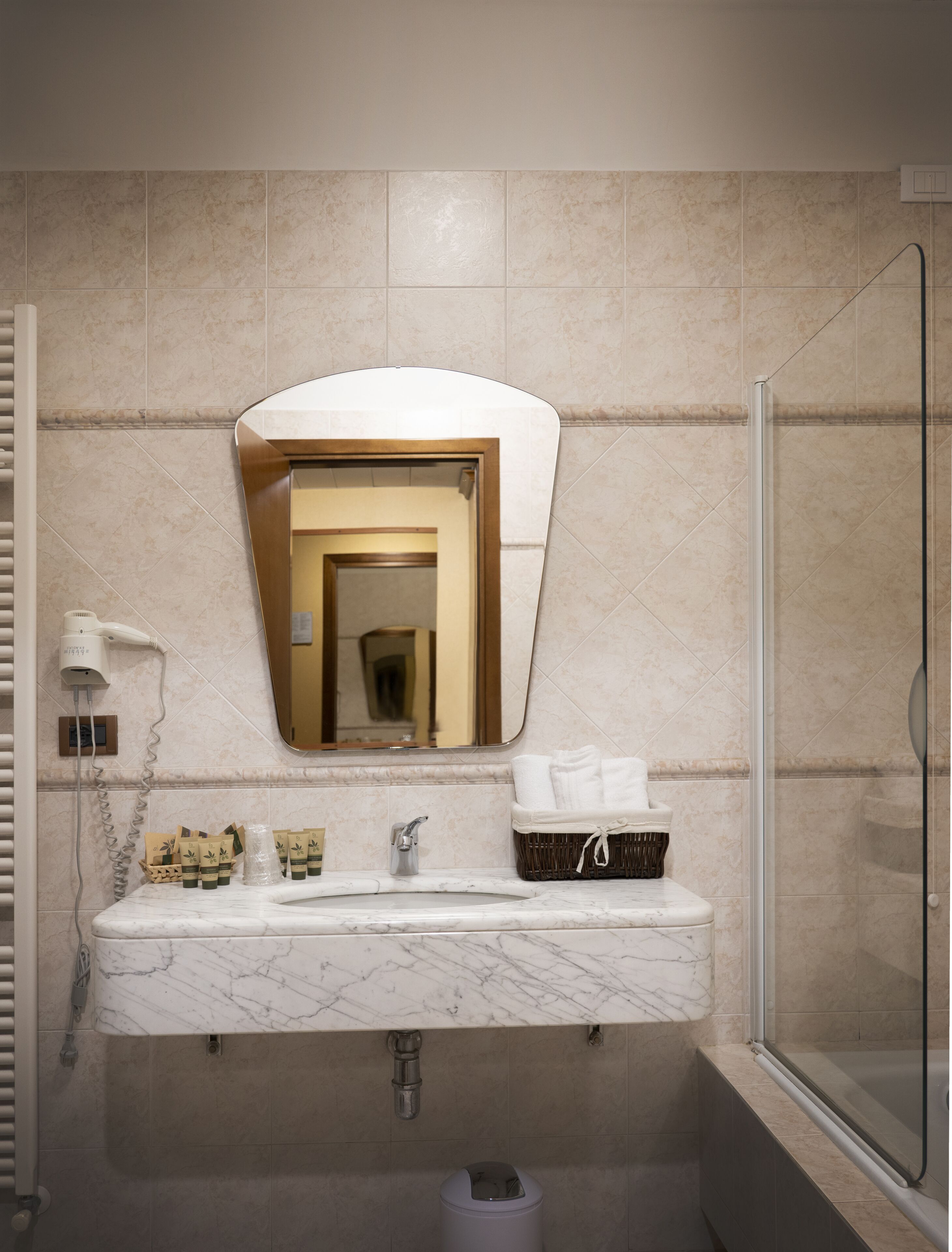 classic room | bathroom | shower, free toiletries, bidet, towels