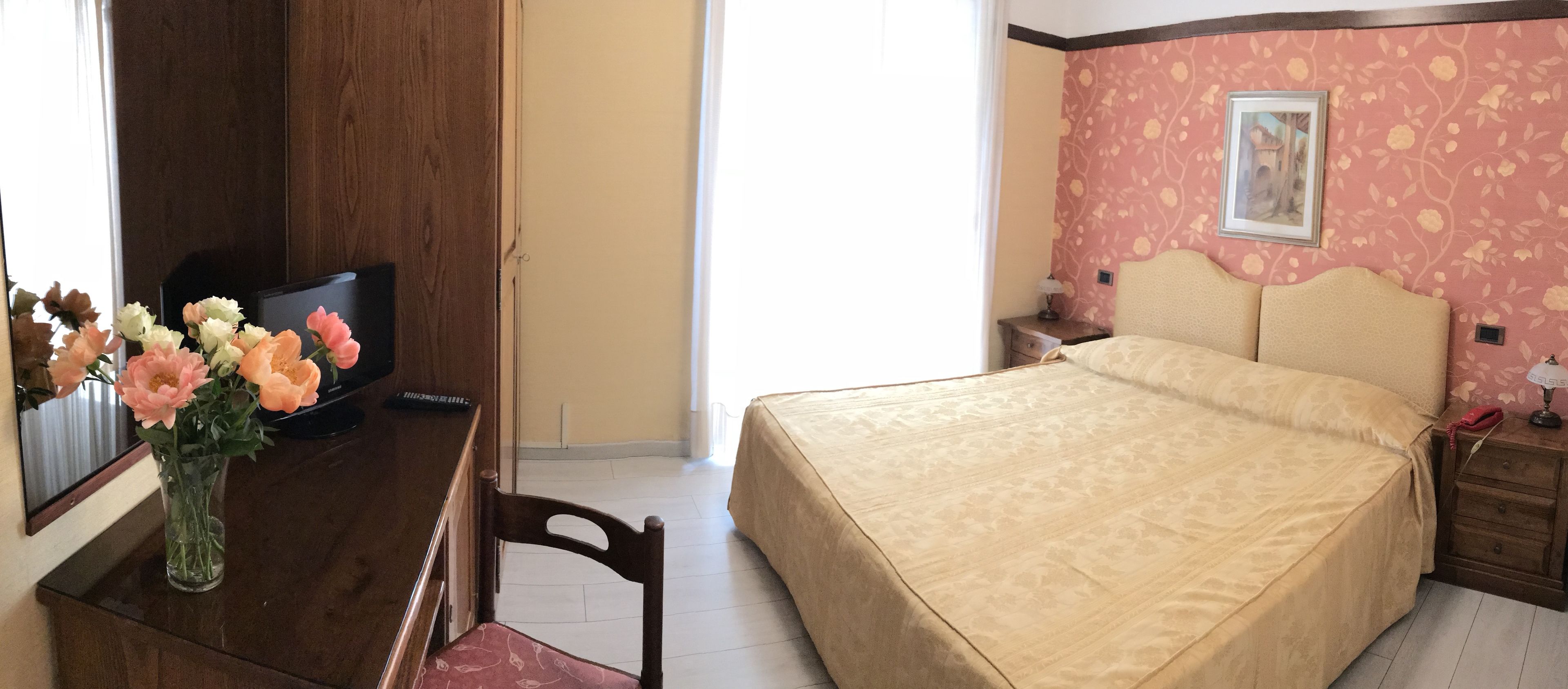 classic double room, balcony, lake view | in-room safe, desk, free wifi, bed sheets