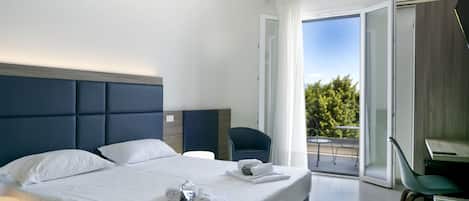 Doppia Comfort, balcone, vista lago | Una cassaforte in camera, una scrivania, Wi-Fi gratuito, lenzuola