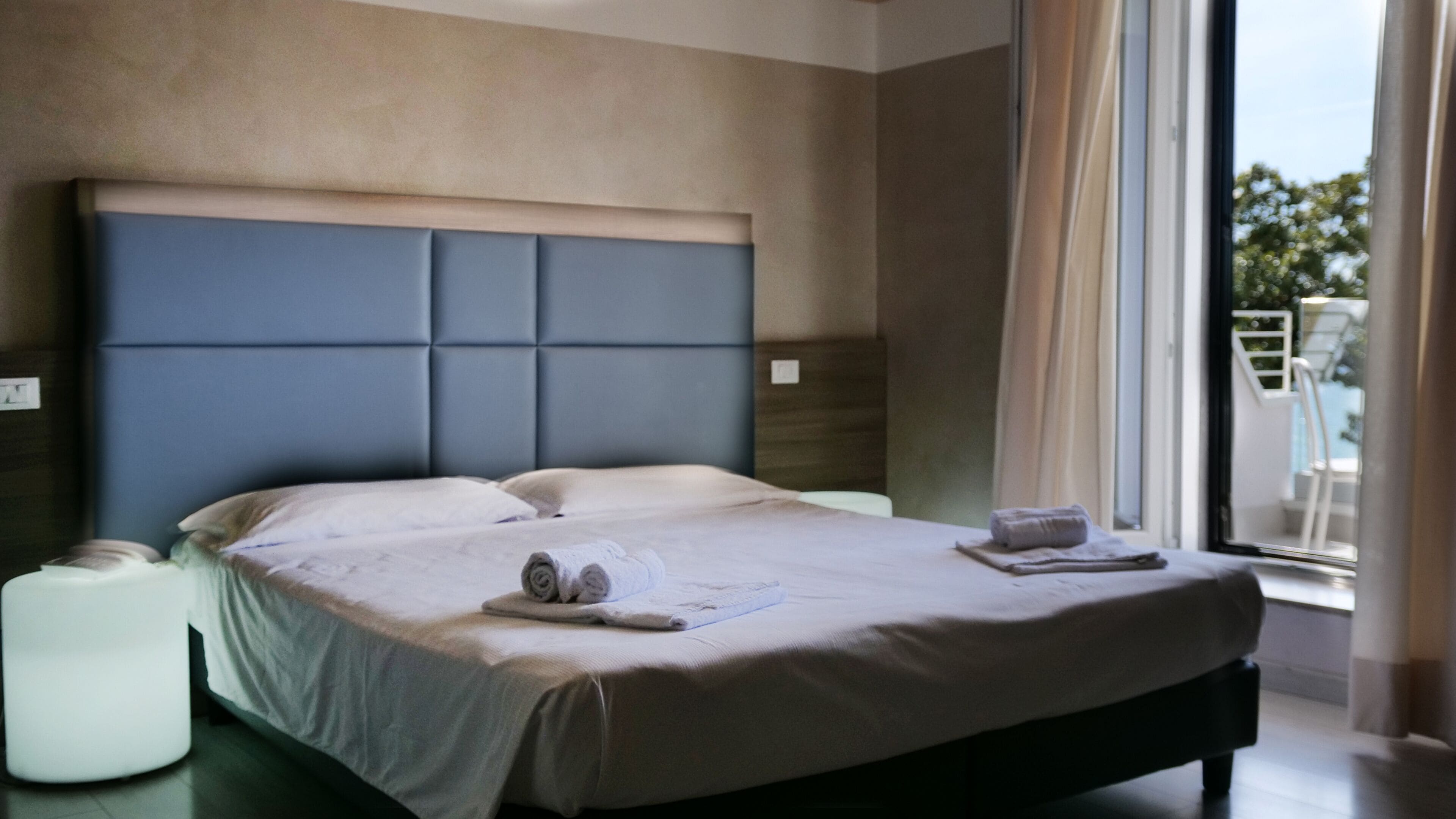 double room, balcony, lake view | in-room safe, desk, free wifi, bed sheets