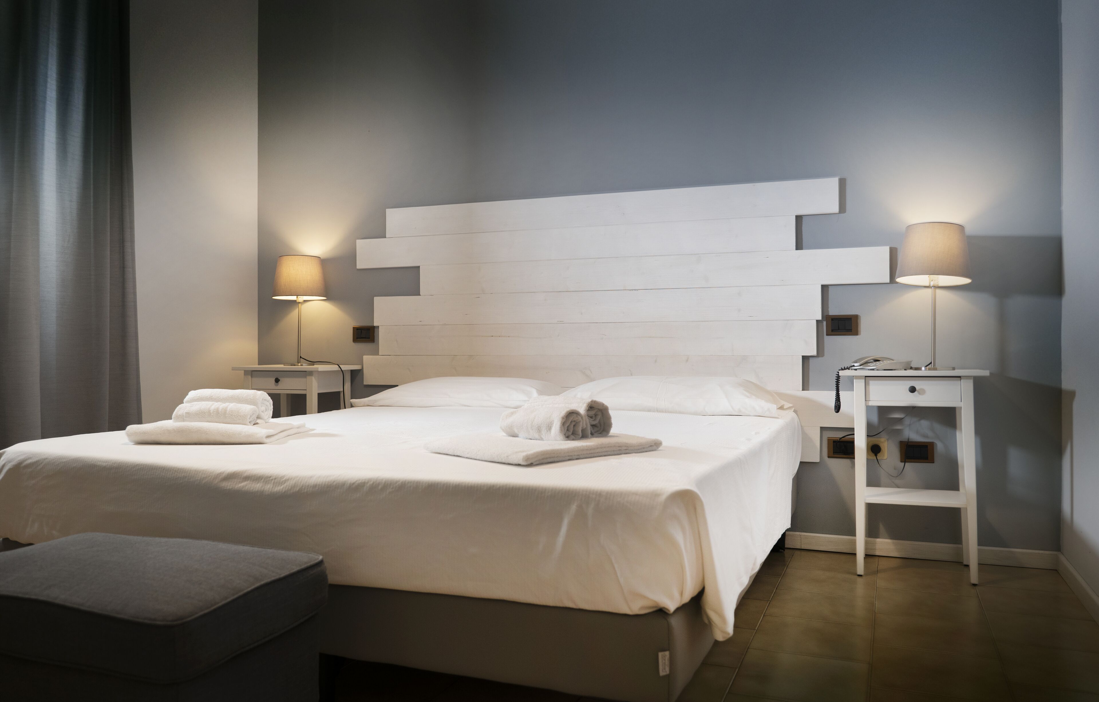 standard double room | in-room safe, desk, free wifi, bed sheets