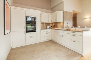 Departamento (Wilder Kaiser) | Cocina privada | Refrigerador con congelador, microondas, horno y parrilla de estufa 