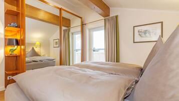 1 bedroom, in-room safe, desk, free cots/infant beds