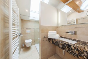 Apartamento (Wetterkreuz) | Banheiro | Chuveiro, secador de cabelo, roupões de banho, toalhas de banho