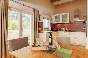Apartment (Wetterkreuz) | Essbereich im Zimmer
