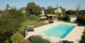 Een seizoensgebonden buitenzwembad en parasols bij het zwembad