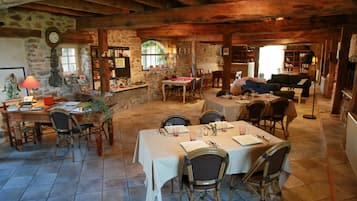 Daily continental breakfast (EUR 10 per person)