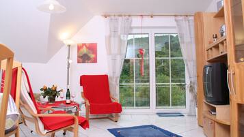 Apartment, Terrasse | Wohnbereich | Fernseher