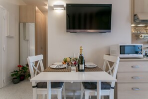 Studio | Living area | Flat-screen TV - notaMi -  Violet Home Loreto (Milan)