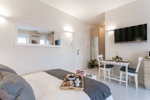 Studio | Individually decorated, individually furnished, desk, iron/ironing board - notaMi -  Violet Home Loreto (Milan)