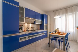 Apartment, 1 Schlafzimmer | Essbereich im Zimmer