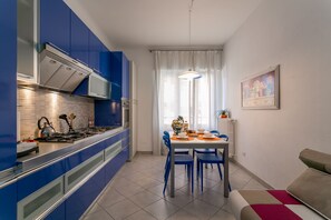 Appartement, 1 slaapkamer | Privékitchenette | Een koelkast/vriezer, een oven, een kookplaat, een espressoapparaat