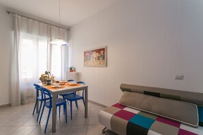 Apartment, 1 Schlafzimmer | Essbereich im Zimmer