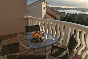 Basic Apartment (Sol) | Private kitchen | Fridge, microwave, stovetop, coffee/tea maker