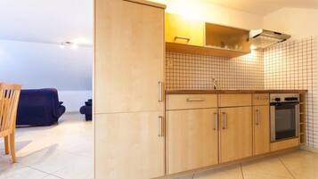 Basic-Apartment (Sol) | Eigene Küche | Kühlschrank, Mikrowelle, Herdplatte, Wasserkocher mit Kaffee-/Teezubehör