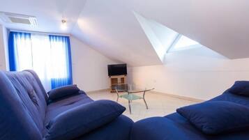 Basic-Apartment (Mare) | Eigene Küche | Kühlschrank, Mikrowelle, Herdplatte, Wasserkocher mit Kaffee-/Teezubehör