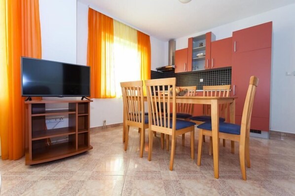Appartement Confort (Mare) | Cuisine privée | Réfrigérateur, four à micro-ondes, surface de cuisson, cafetière-théière
