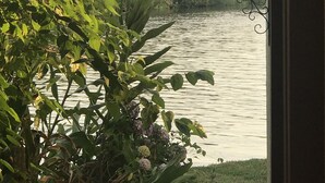 A view of a water body with a lamp post in the background. - Charqueada Santa Rita Pousada de Charme (Pelotas)