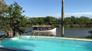 Piscina externa, espreguiçadeiras
