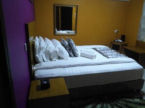 Quarto casal standard, 1 cama Queen | Escrivaninha, ferros/tábuas de passar roupa, Wi-Fi de cortesia