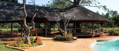 Una piscina al aire libre