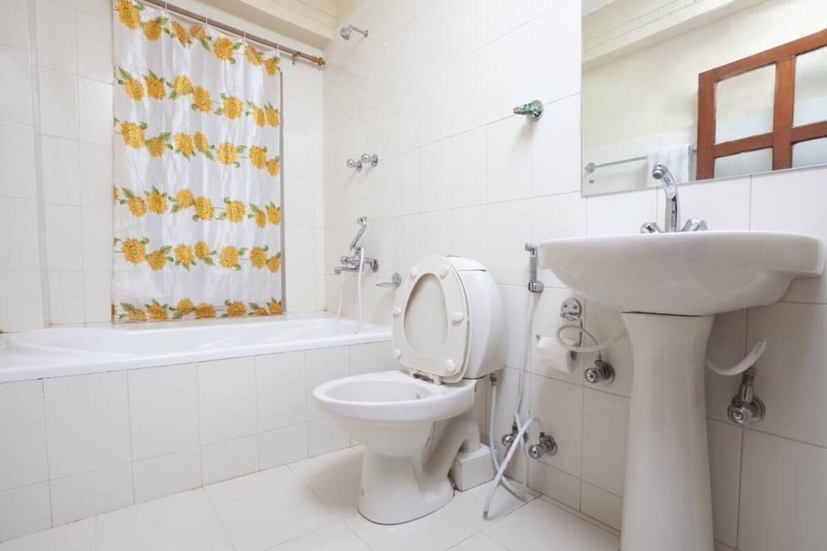 Une salle de bain avec des toilettes, un lavabo et une baignoire.