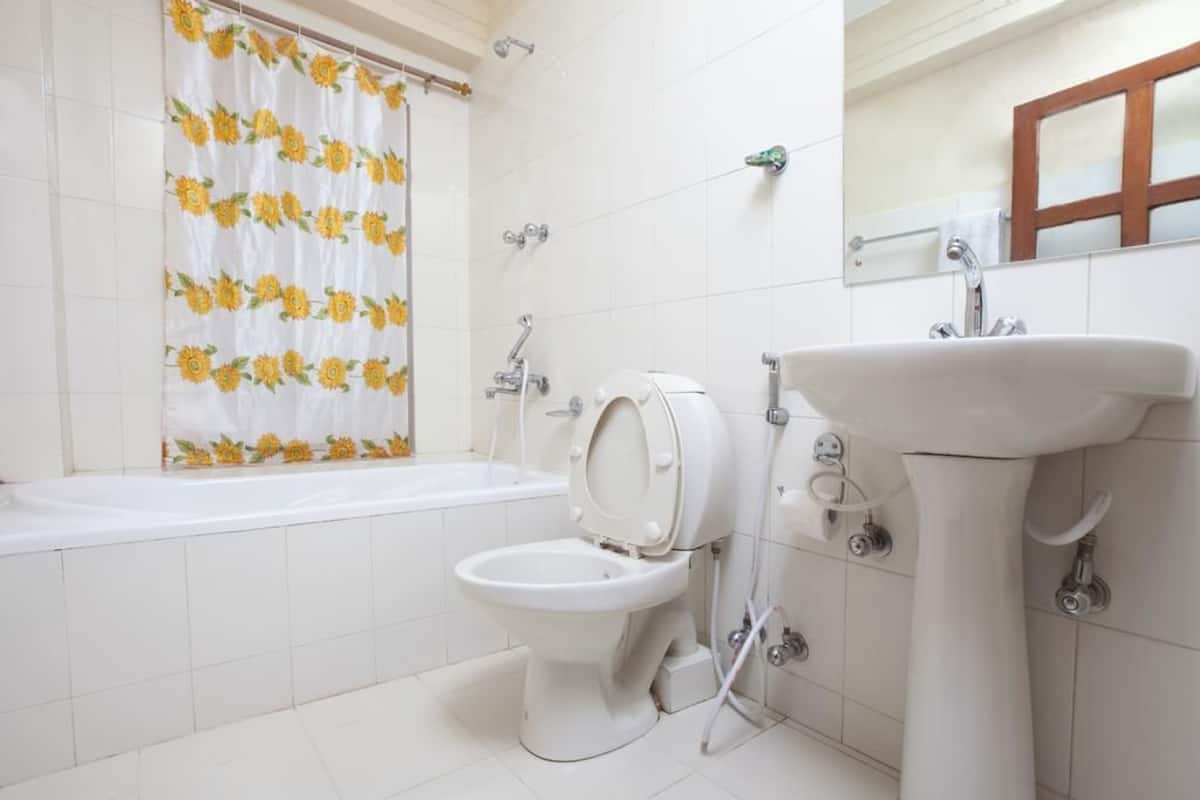 Une salle de bain avec des toilettes, un lavabo et une baignoire.