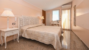 Kamar Quadruple Klasik, ensuite | Brankas, meja kerja, Wi-Fi gratis, dan seprai linen