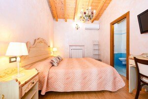 Standard Double or Twin Room, Ensuite | In-room safe, desk, free WiFi, bed sheets