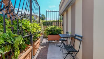Classic-Vierbettzimmer, mit Bad | Außenbereich