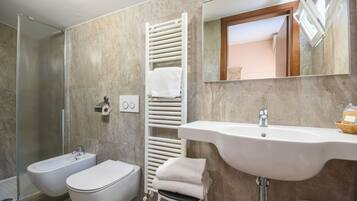 Classic Quadruple Room, Ensuite | In-room safe, desk, free WiFi, bed sheets