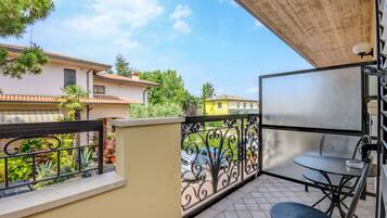 Standard-Vierbettzimmer, mit Bad | Blick vom Balkon