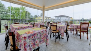 Sarapan masakan setempat setiap hari dengan biaya tambahan