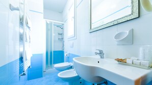 Kamar Quadruple Standar, ensuite | Kamar mandi | Shower, perlengkapan mandi gratis, pengering rambut, dan kloset
