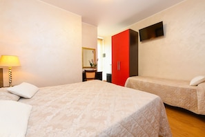 Standard Triple Room, Ensuite | In-room safe, desk, free WiFi, bed sheets - Camere America B&B (Sirmione)