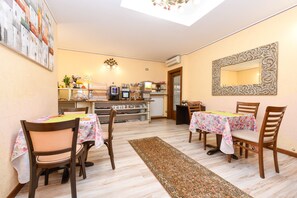 Daily local cuisine breakfast for a fee - Camere America B&B (Sirmione)