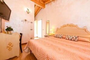 Chambre Standard double ou avec lits jumeaux, salle de bain attenante | Coffre-fort, bureau, accès au Wi-Fi (inclus), literie fournie