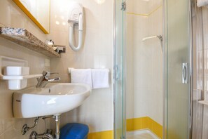 Chambre triple Standard, salle de bain attenante | Salle de bain | Douche, articles de toilette (gratuits), séchoir à cheveux, bidet