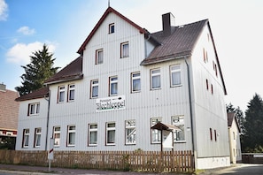 A multi-story building with a sign indicating it is a pension. - Pension Haus Mückenheim (Oberharz am Brocken)