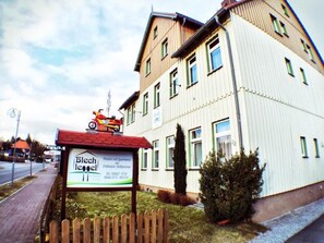 A multi-story building with a sign for Bleche Hostel, indicating it offers pension and apartments. - Pension Haus Mückenheim (Oberharz am Brocken)