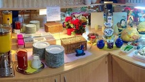 Un buffet de petit-déjeuner proposant une variété d'aliments et de boissons.