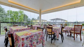 Desayuno de cocina local (EUR 10 por persona)