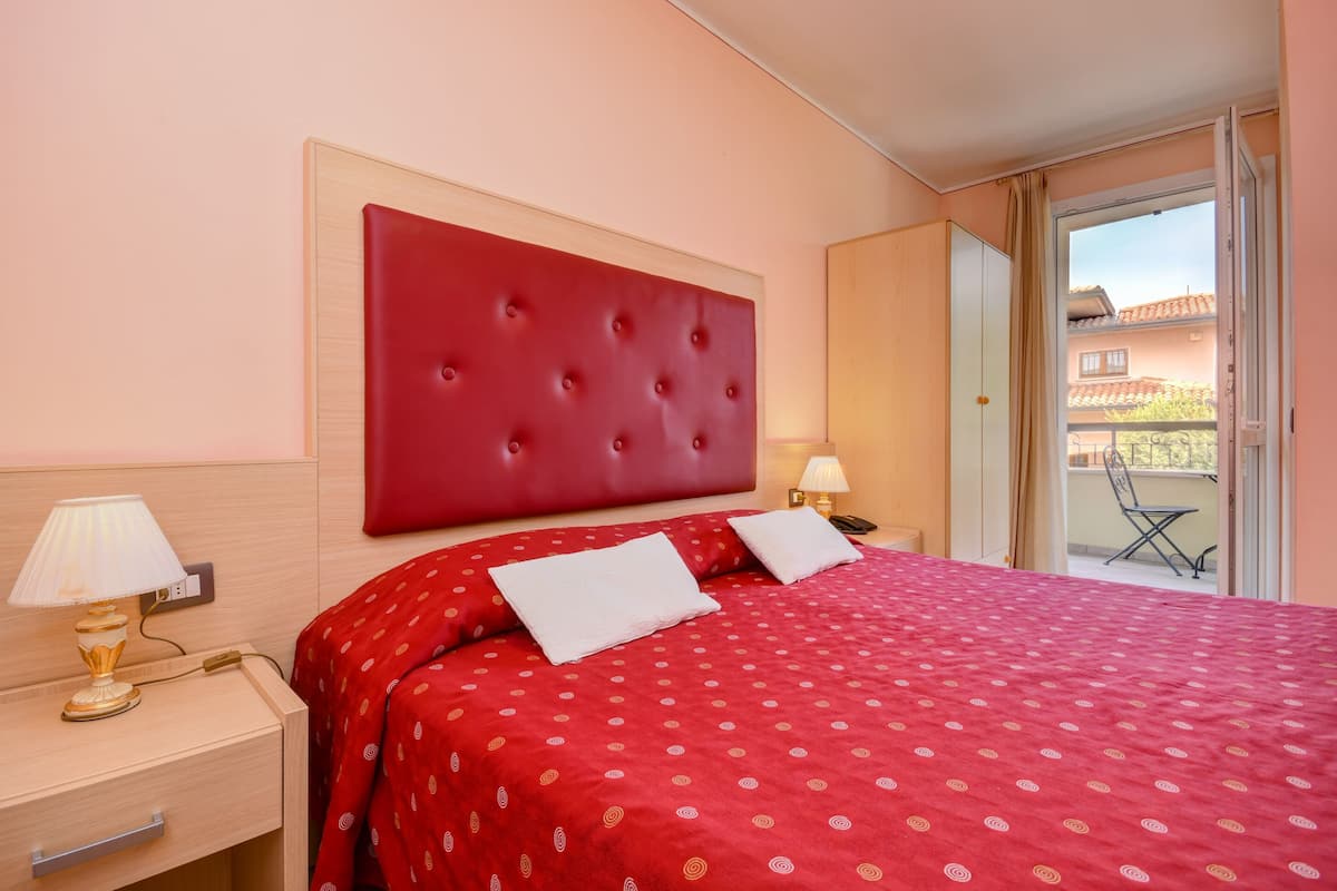 Standard Double or Twin Room, Ensuite | In-room safe, desk, free WiFi