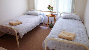 3 quartos, ferros/tábuas de passar roupa, roupa de cama