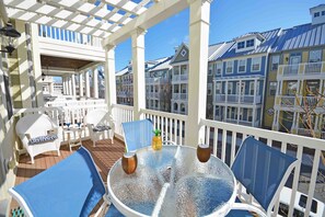 Outdoor dining - Bright, fun 5-bedroom townhouse in exclusive gated community with free WiFi, an indoor/outdoor pool, private bayside beaches, a restaurant, and more! (Ocean City)